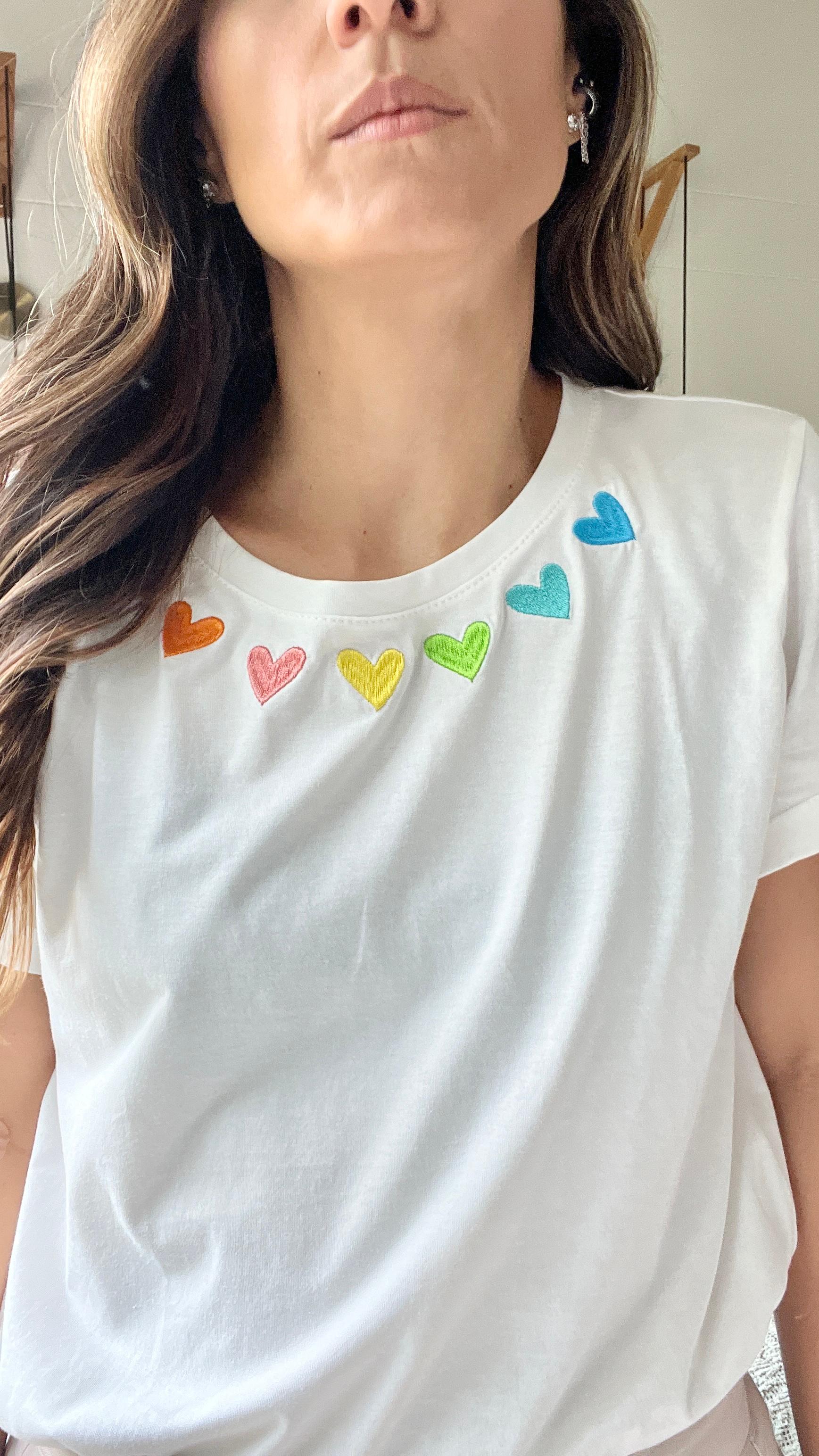 CAMISETA CORAZONES BORDADOS ARCOIRIS