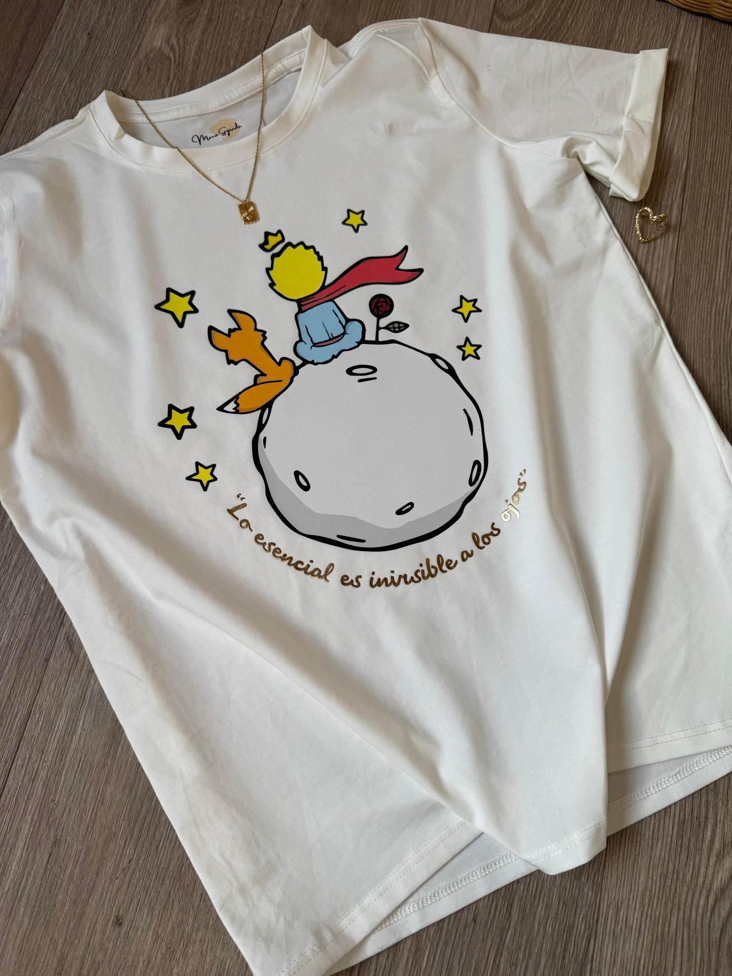 CAMISETA LO ESENCIAL ES INVISIBLE
