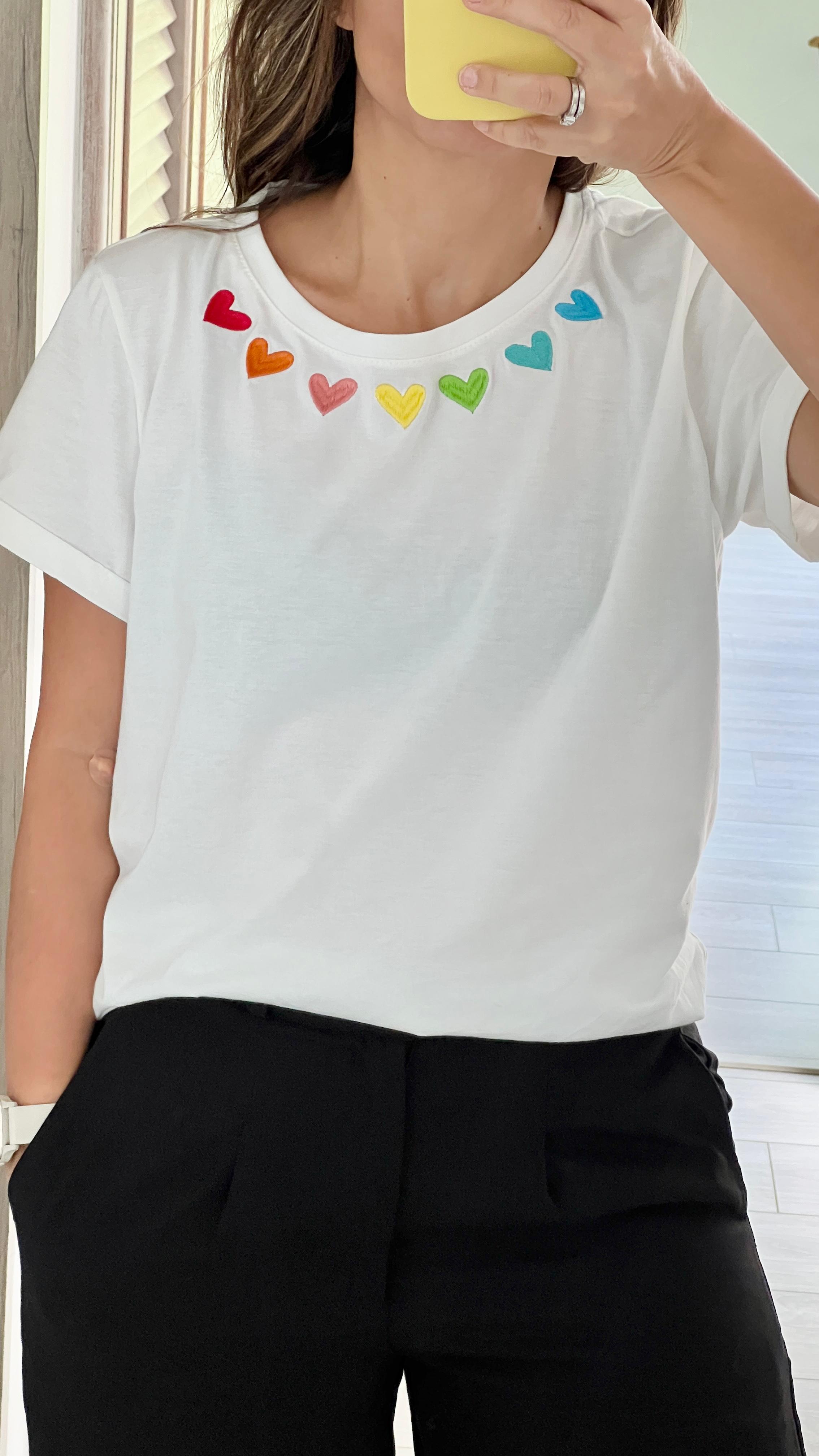 CAMISETA CORAZONES BORDADOS ARCOIRIS