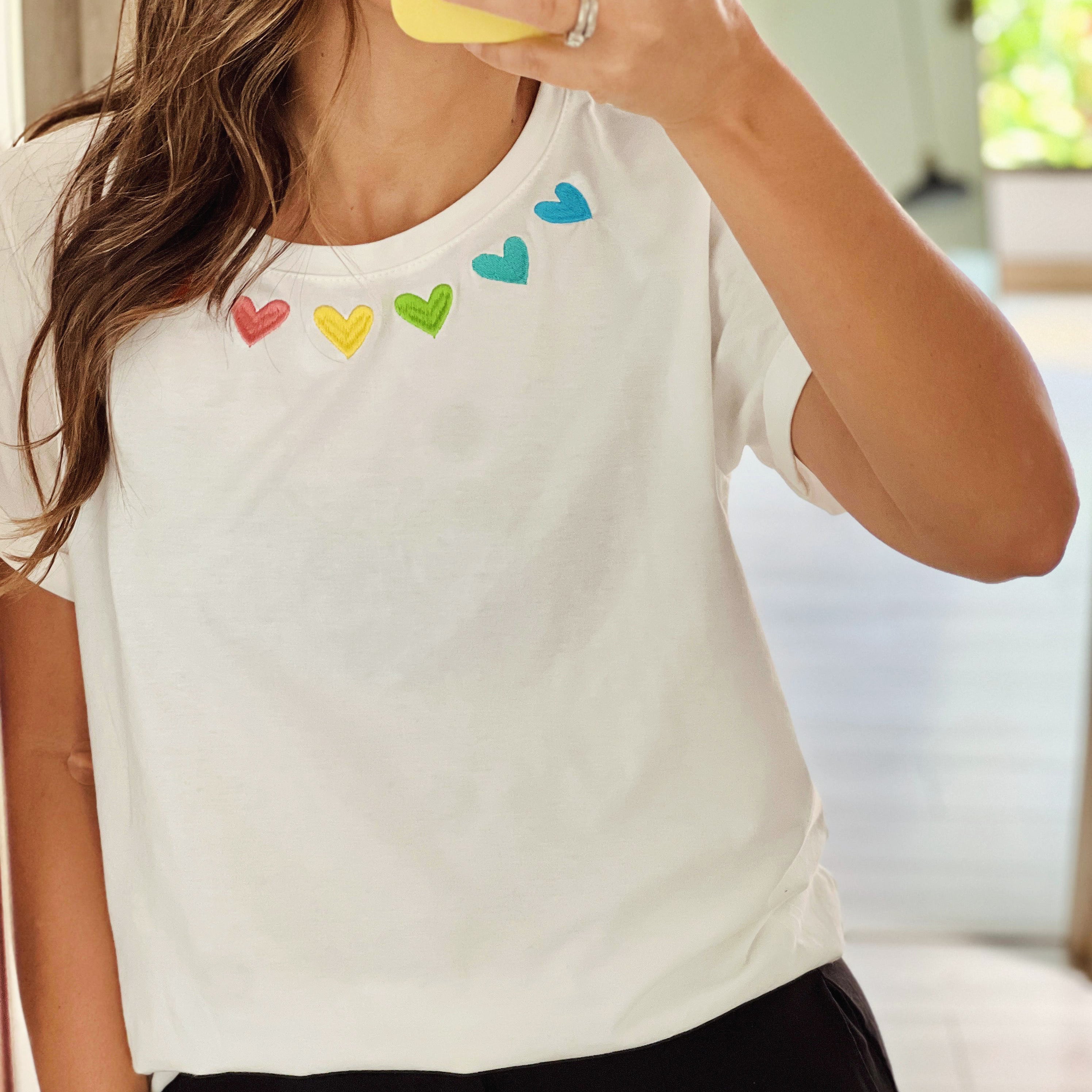 CAMISETA CORAZONES BORDADOS ARCOIRIS